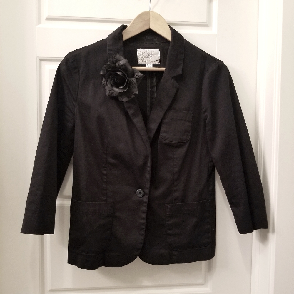 Dynamite cropped Blazer black w/ flower pin